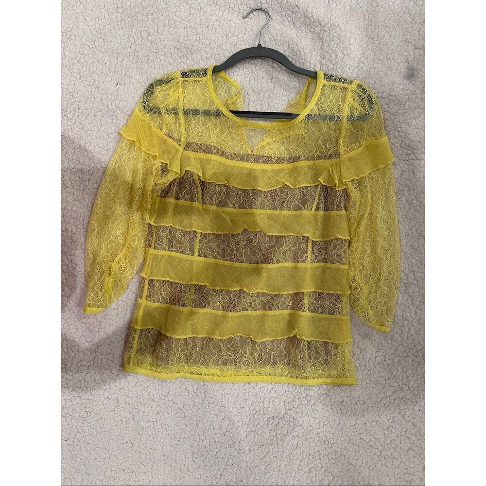 Size M BCBG MAXAZRIA Tan and yellow lace blouse